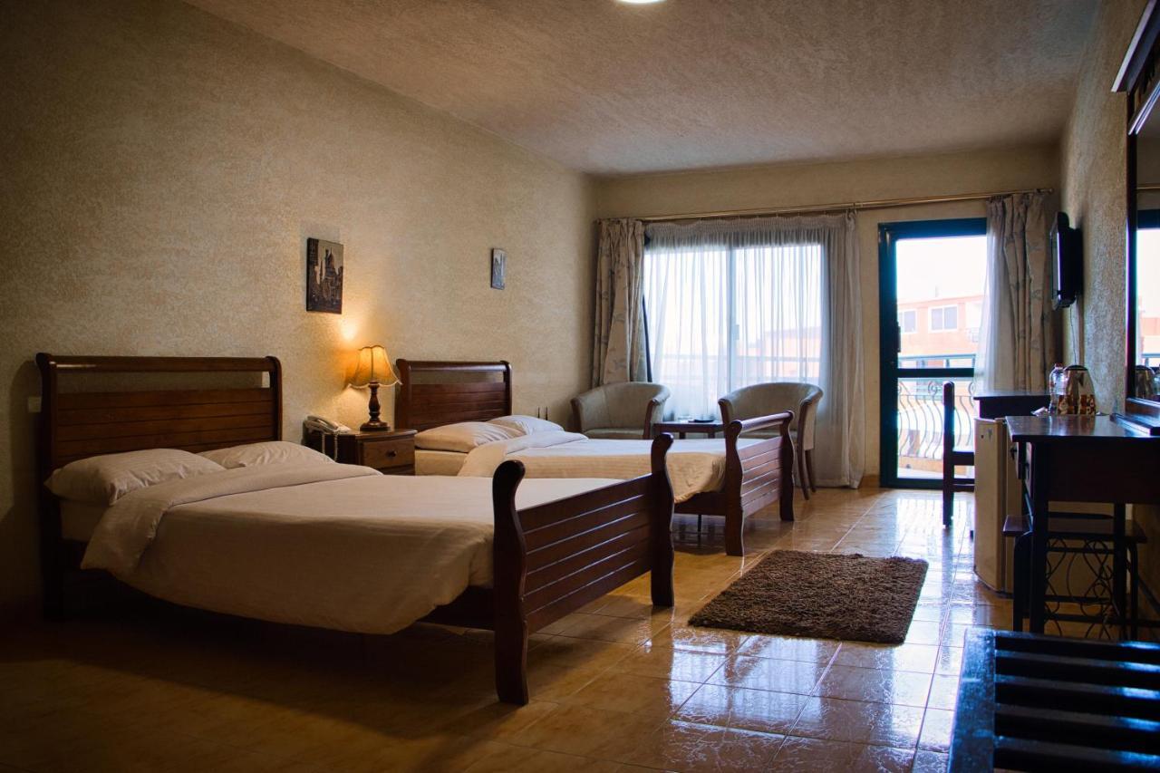 Adham Compound Hotel Кинг Мариут Екстериор снимка